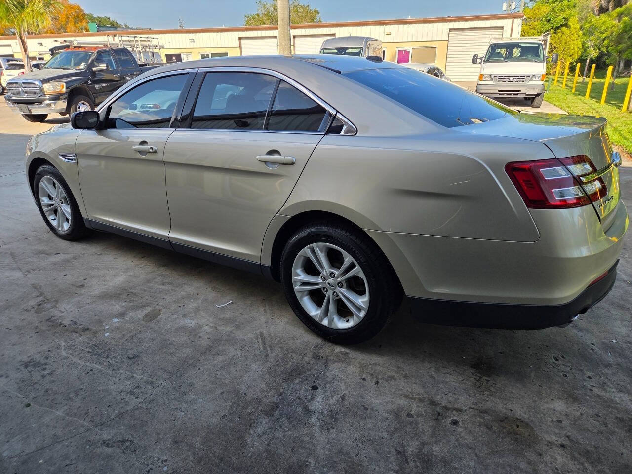 Used 2018 Ford Taurus SE FWD image 5