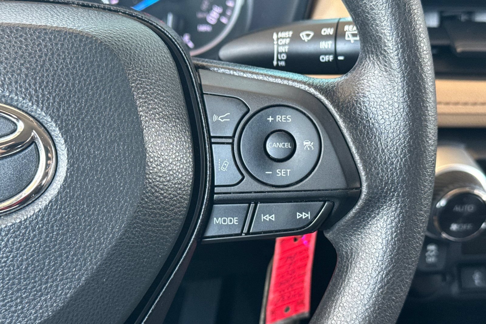 Certified 2022 Toyota RAV4 LE AWD/4WD image 28