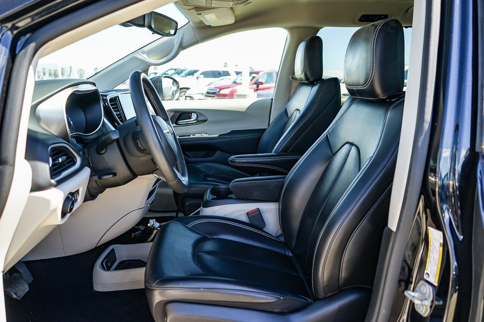 Used 2023 Chrysler Pacifica Touring-L FWD image 17