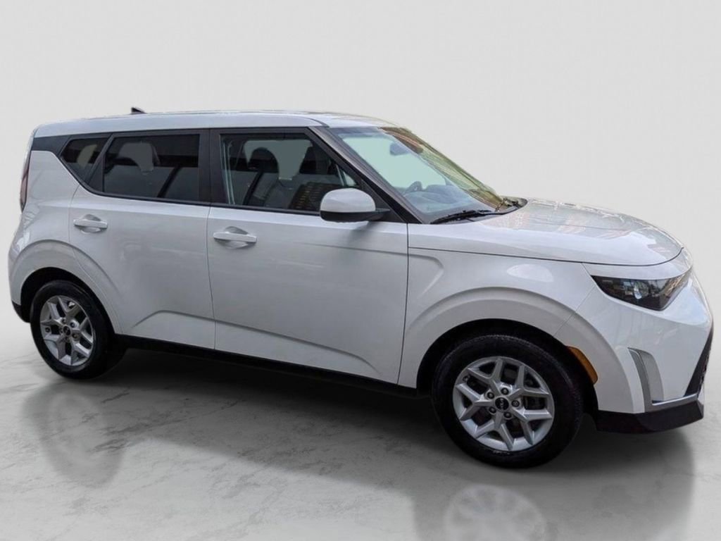 Used 2023 Kia Soul LX w/ LX Technology Package FWD image 5