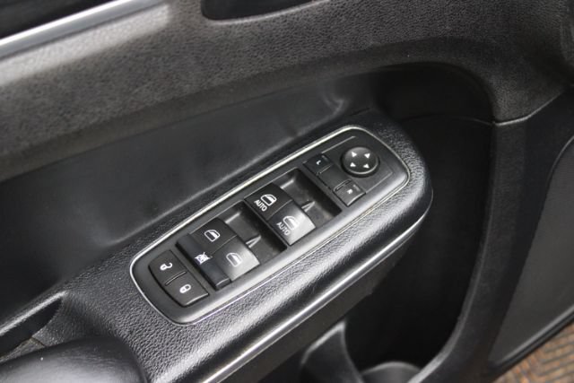 Used 2016 Chrysler 300 Limited RWD image 9