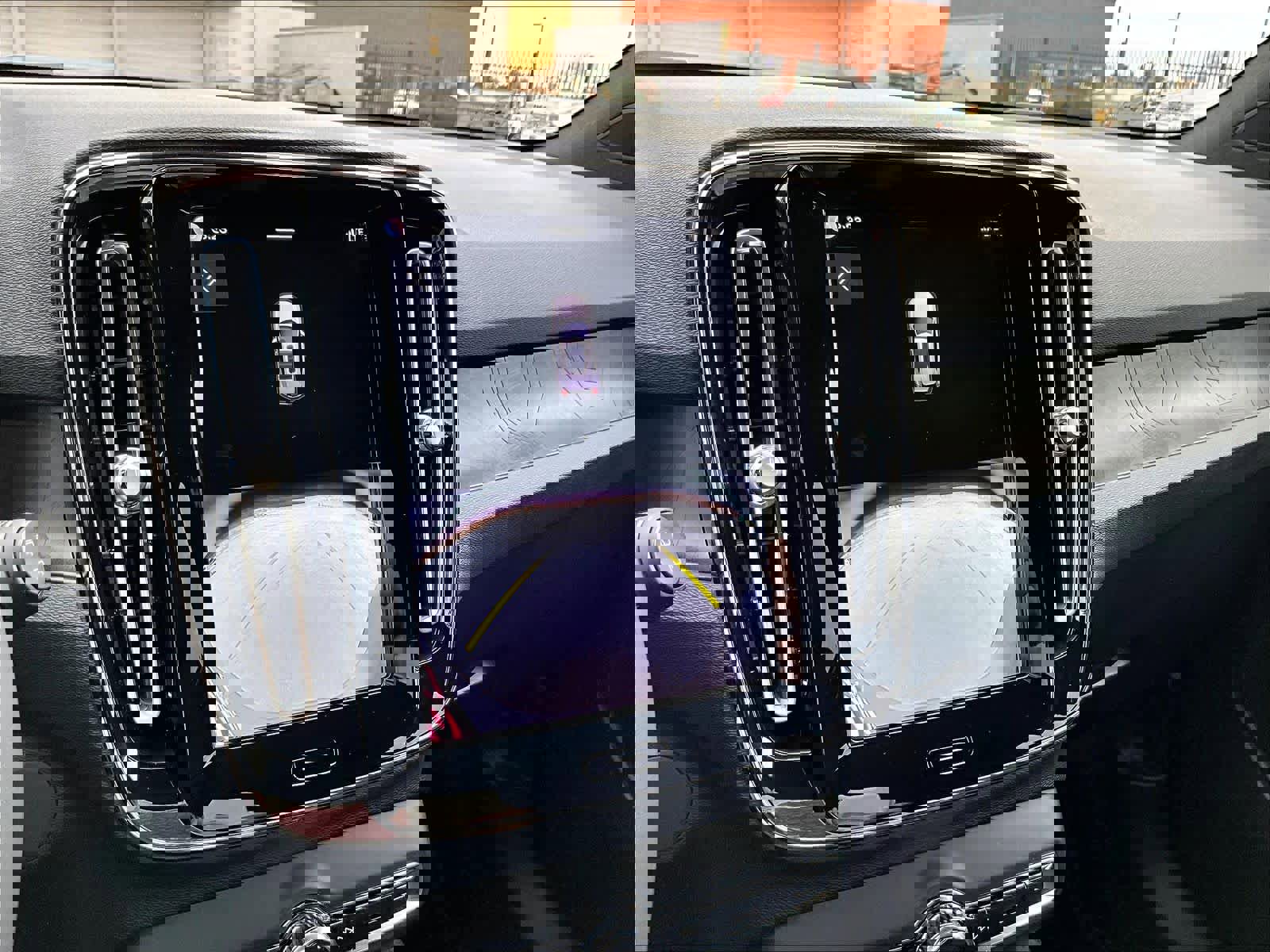 Used 2023 Volvo XC40 Recharge Plus image 24