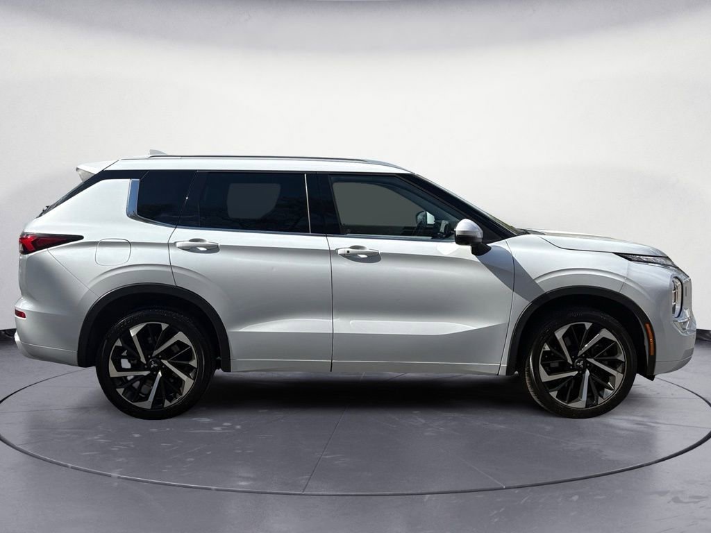 Used 2023 Mitsubishi Outlander AWD image 6