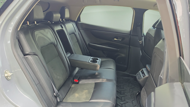 Used 2025 Nissan Ariya AWD image 29