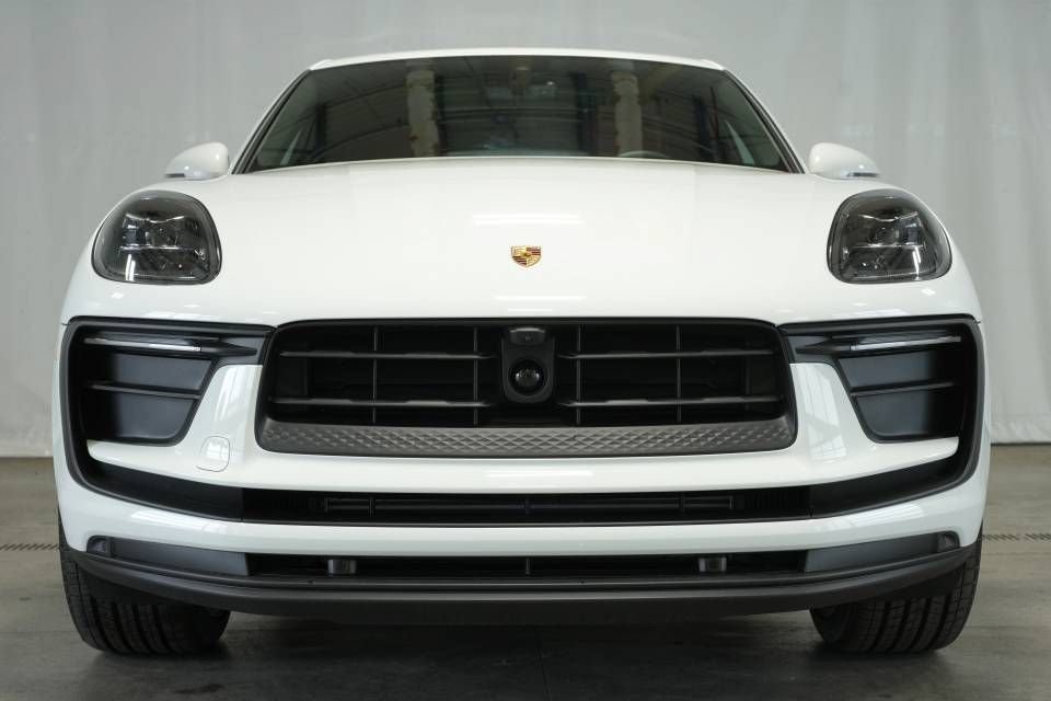Certified 2025 Porsche Macan AWD/4WD image 11
