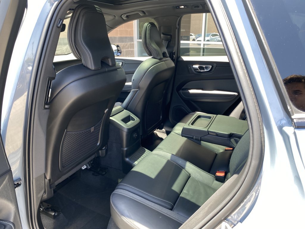 Used 2022 Volvo XC60 T8 R-Design w/ Advanced Package AWD/4WD image 17