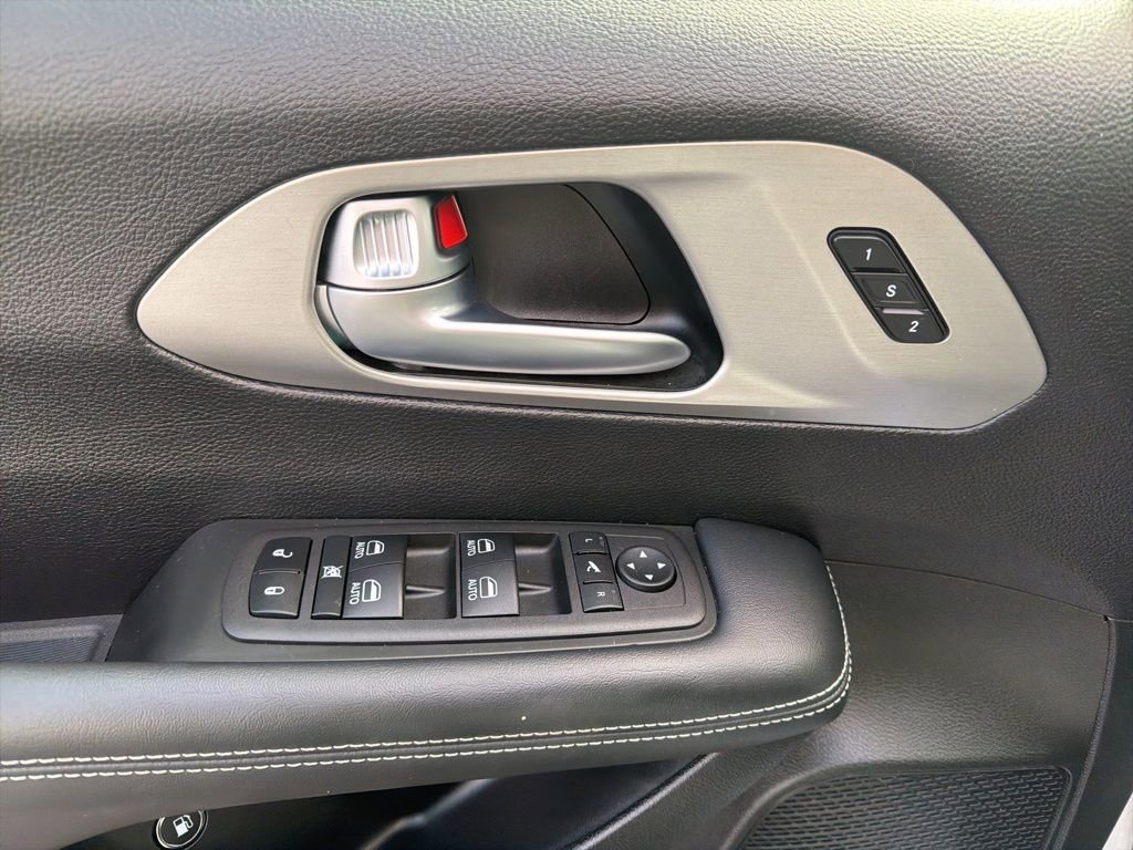 Used 2023 Chrysler Pacifica Limited w/ S Appearance Package image 10