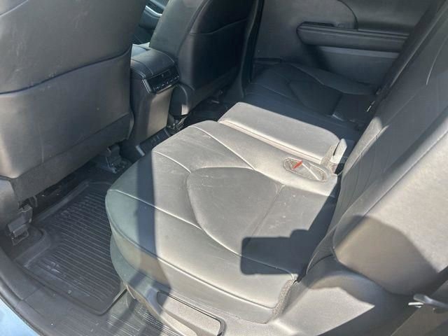 Used 2025 Toyota Highlander XLE image 30