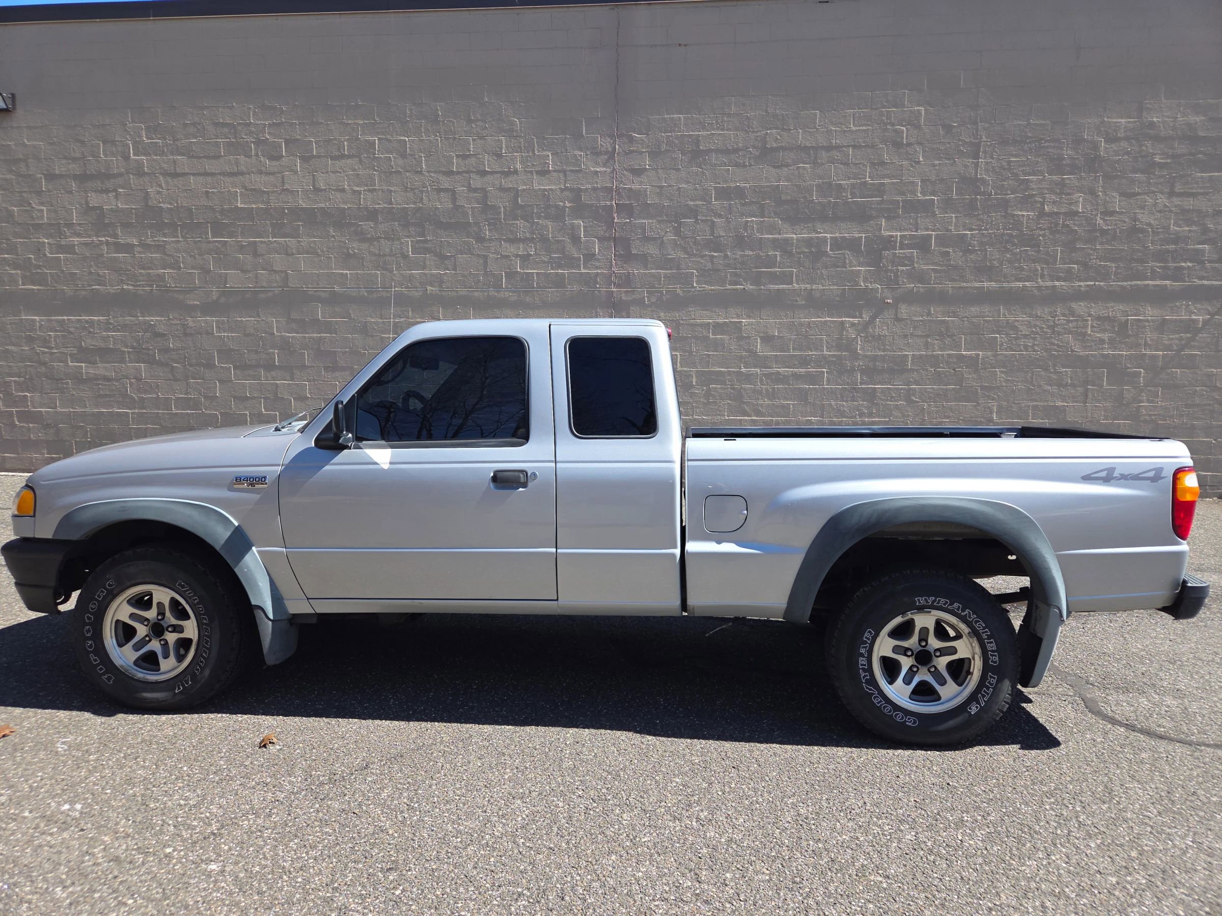 Used 2004 MAZDA B-Series Pickup 4x4 Cab Plus B4000 w/ Convenience Pkg image 12