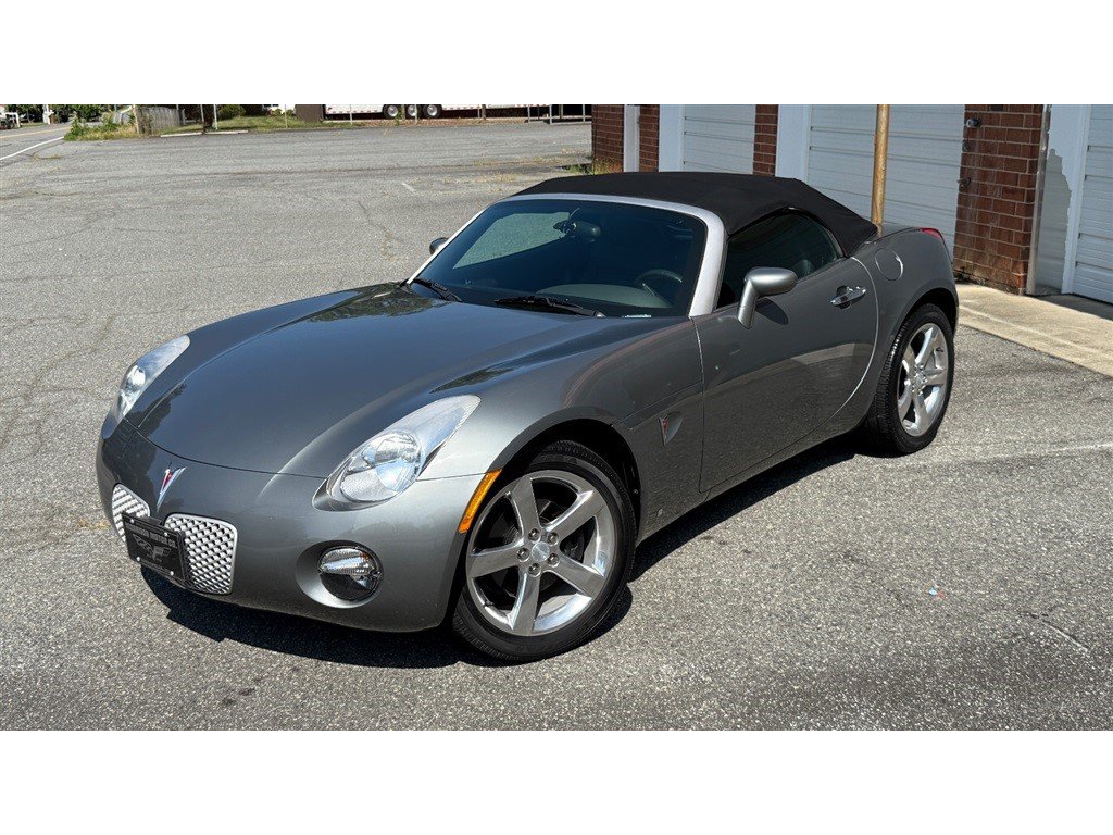 Used 2007 Pontiac Solstice Convertible w/ Premium Package RWD image 2