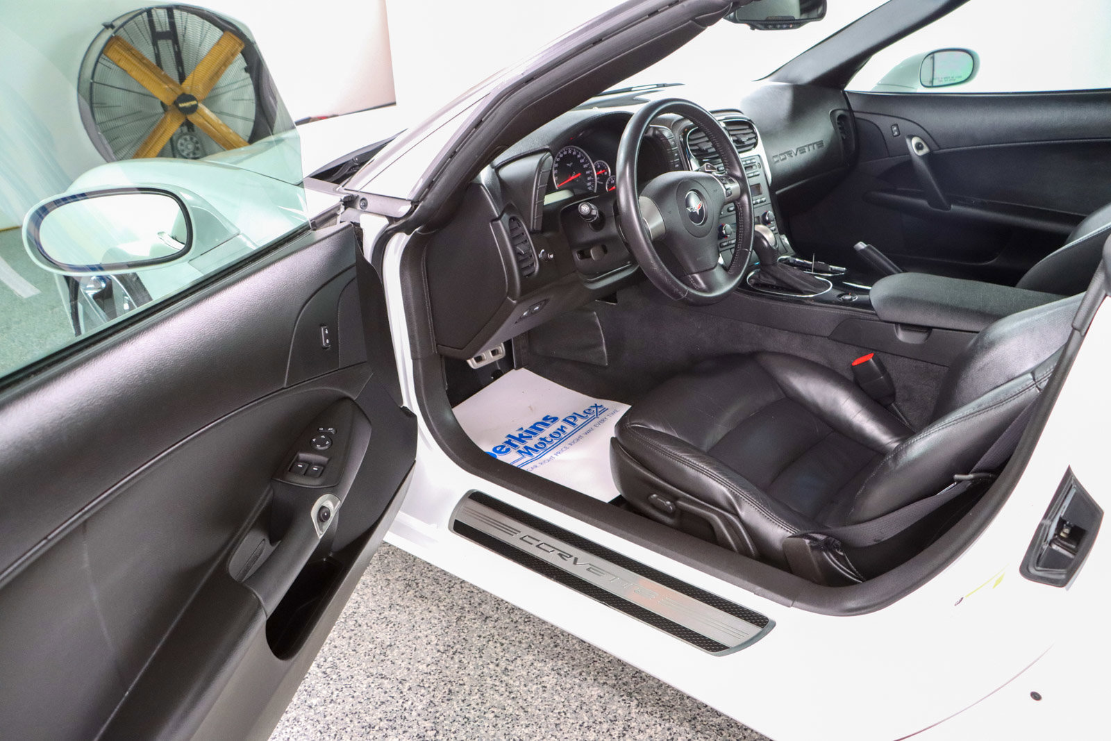 Used 2009 Chevrolet Corvette Coupe w/ Z51 Performance Package RWD image 3