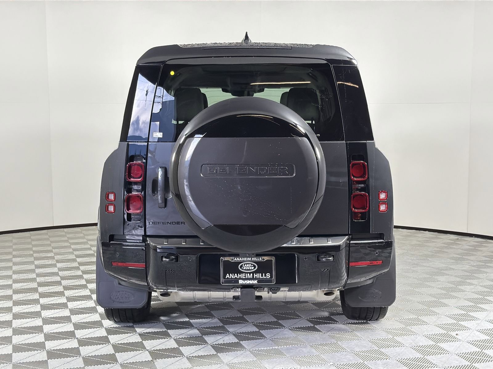 New 2025 Land Rover Defender 130 X-Dynamic SE image 4