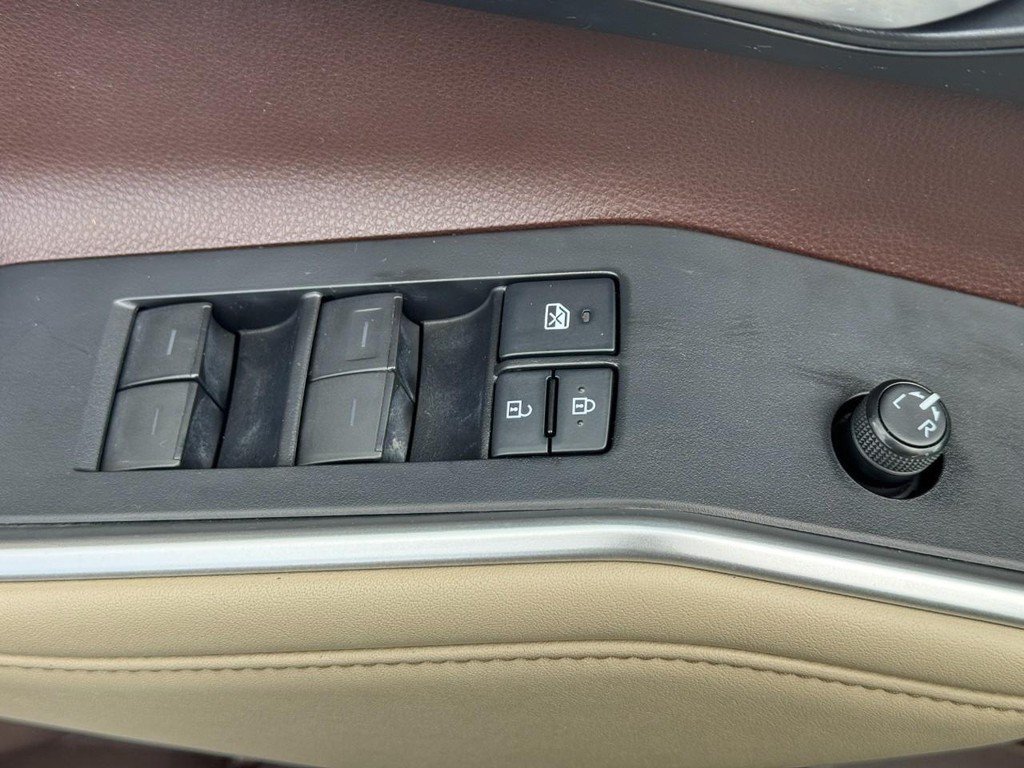 Used 2021 Toyota Highlander XLE AWD/4WD image 23