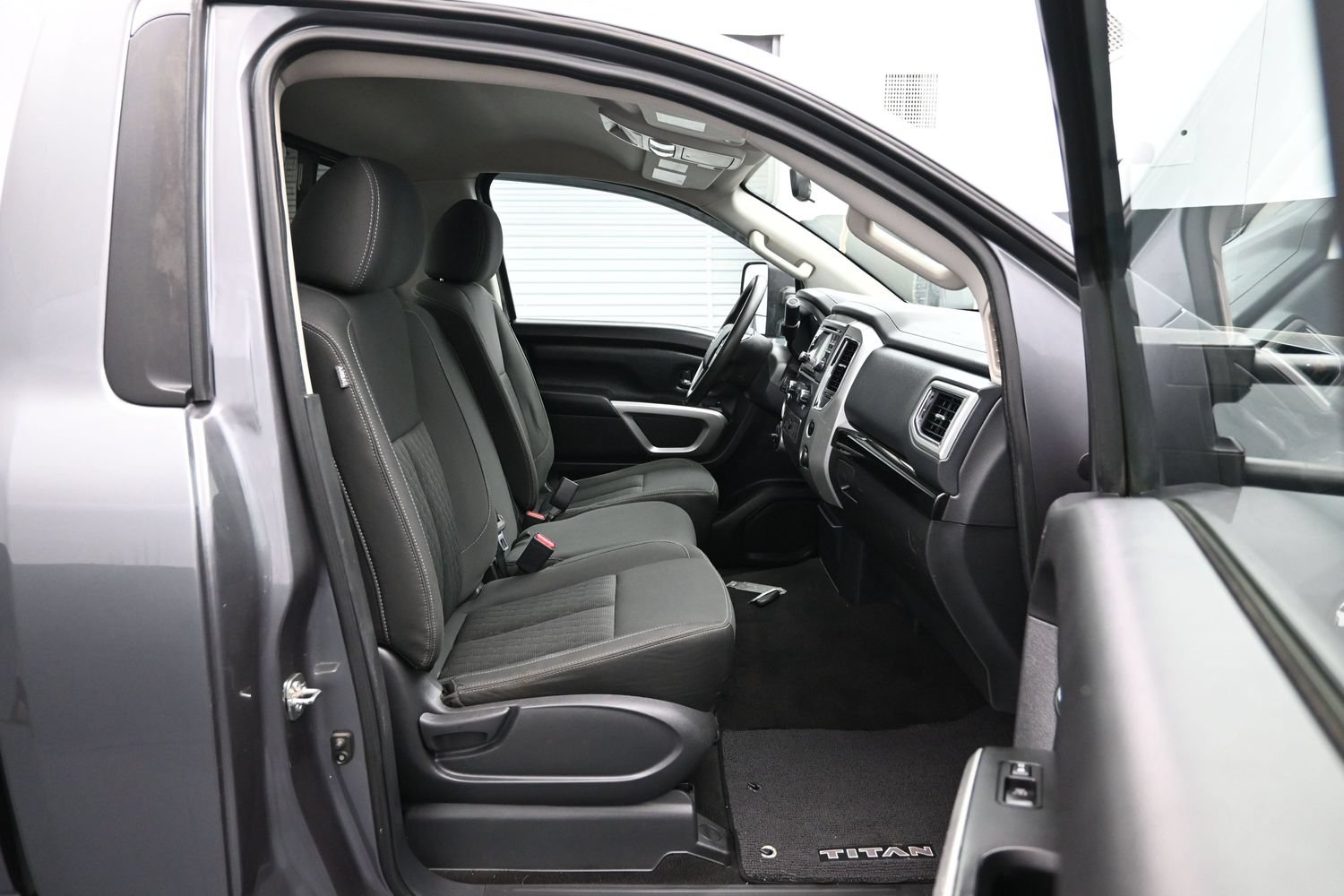 Used 2017 Nissan Titan SV AWD/4WD image 34