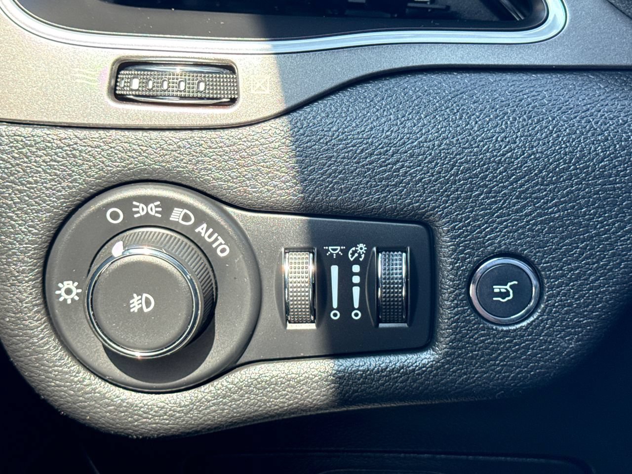 Used 2020 Jeep Cherokee Latitude Plus w/ Cold Weather Group AWD/4WD image 29
