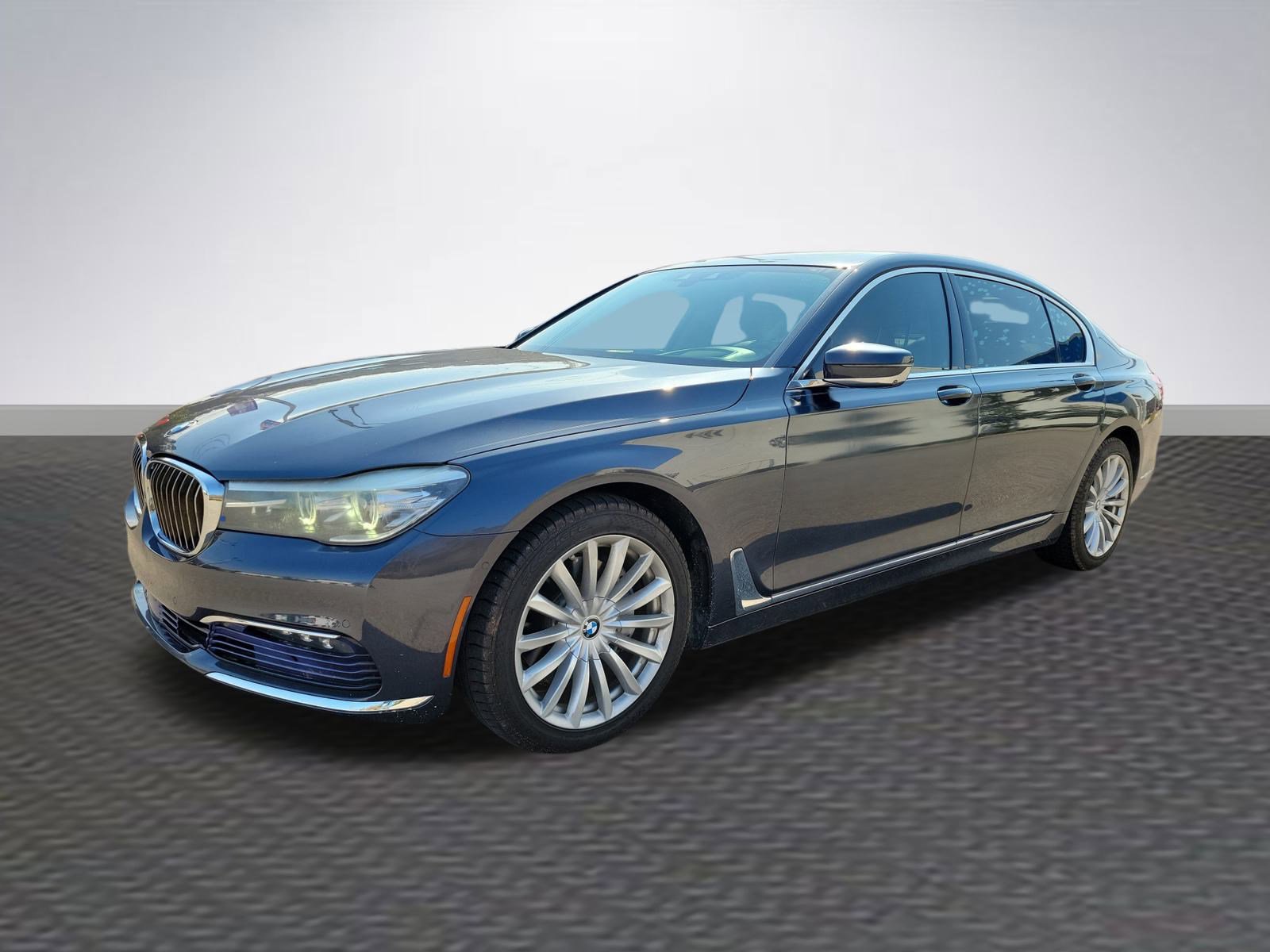 Used 2017 BMW 740i image 3