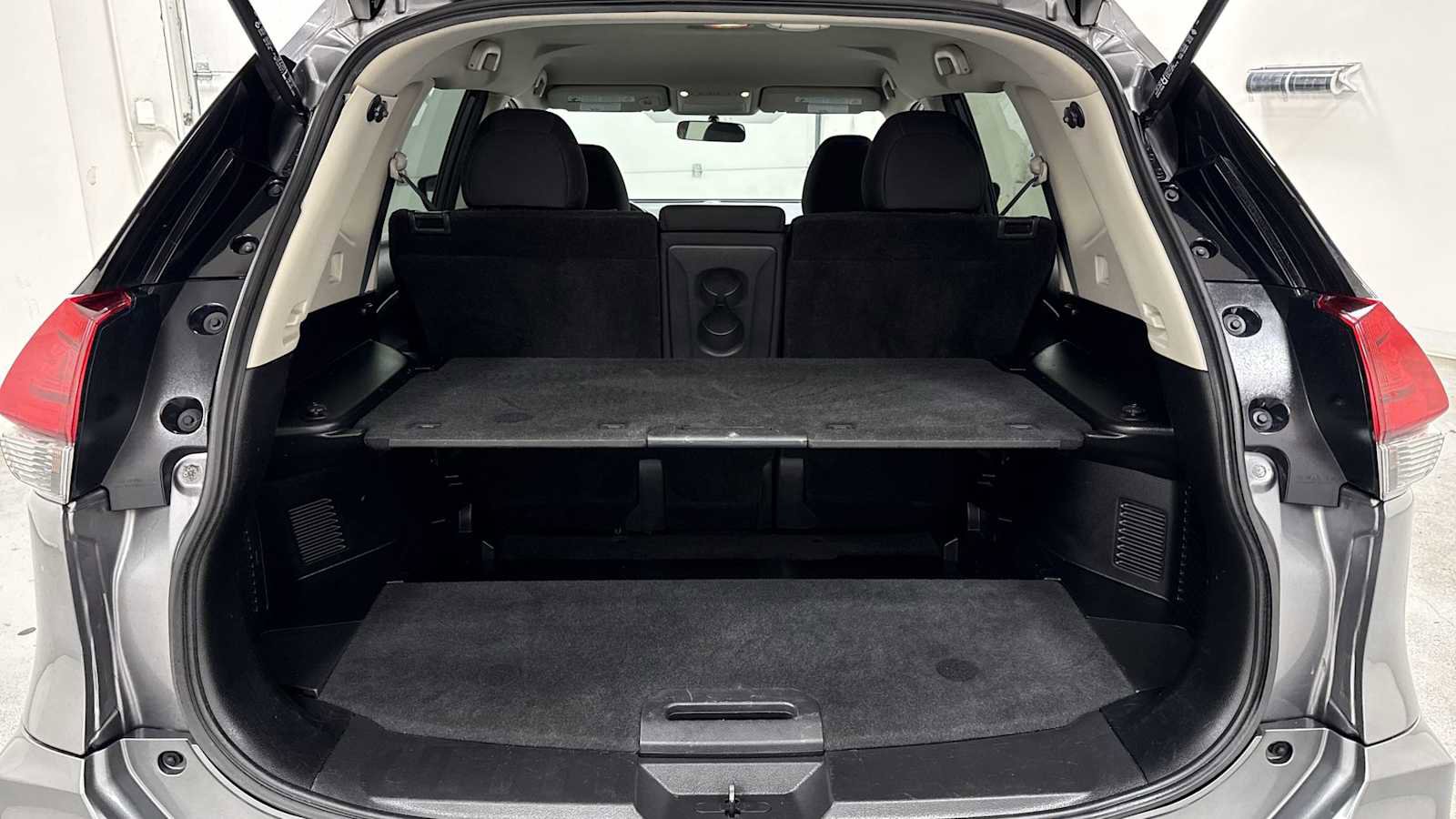 Used 2017 Nissan Rogue SV image 26