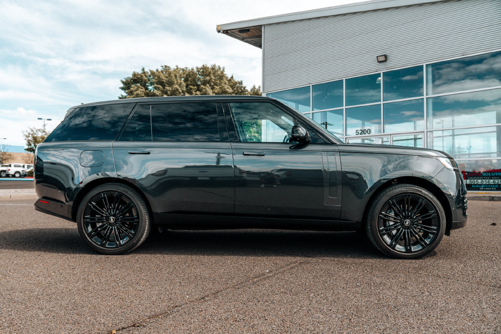 Used 2025 Land Rover Range Rover Long Wheelbase SE AWD/4WD image 8