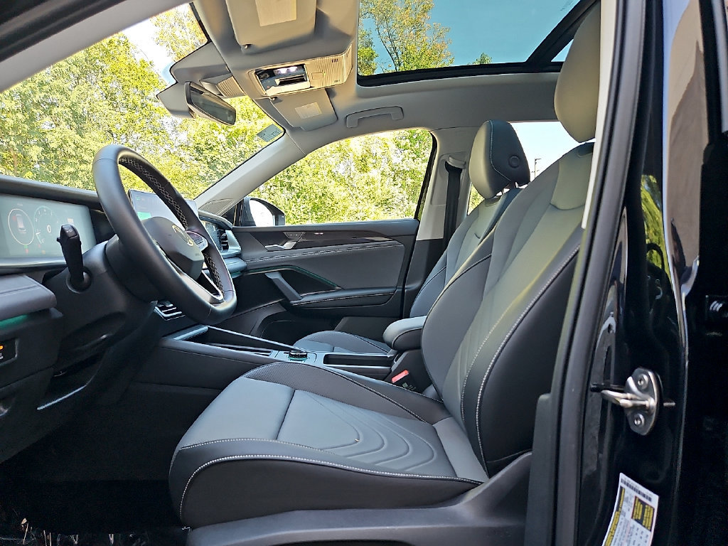 Certified 2025 Volkswagen Tiguan SE w/ Panoramic Sunroof Package AWD/4WD image 14