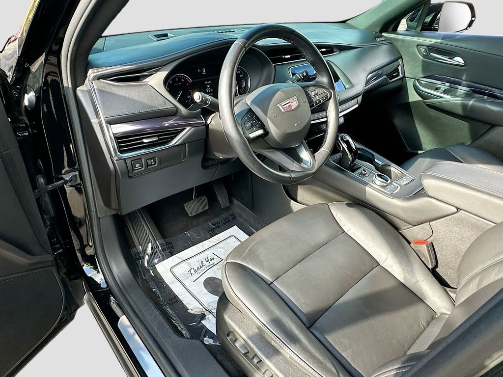 Used 2023 Cadillac XT4 Luxury w/ Cold Weather Package image 9