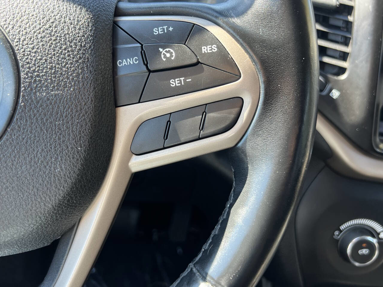 Used 2017 Jeep Cherokee Sport image 17