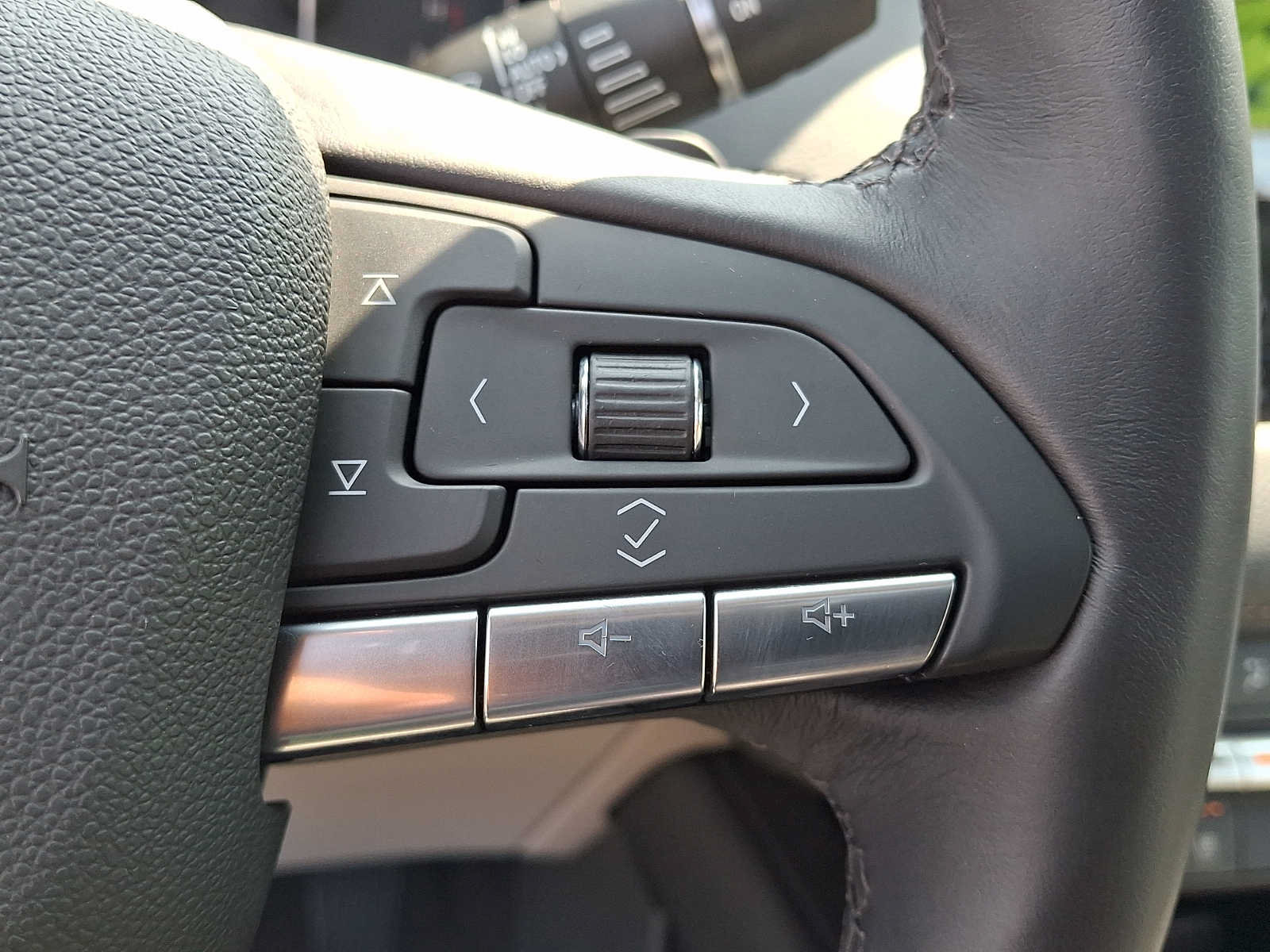 Used 2023 Cadillac XT4 Premium Luxury w/ Technology Package AWD/4WD image 22
