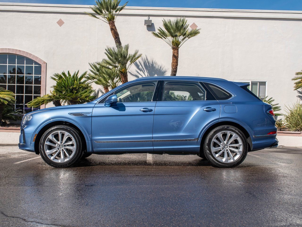 Used 2025 Bentley Bentayga Plug-In Hybrid image 5