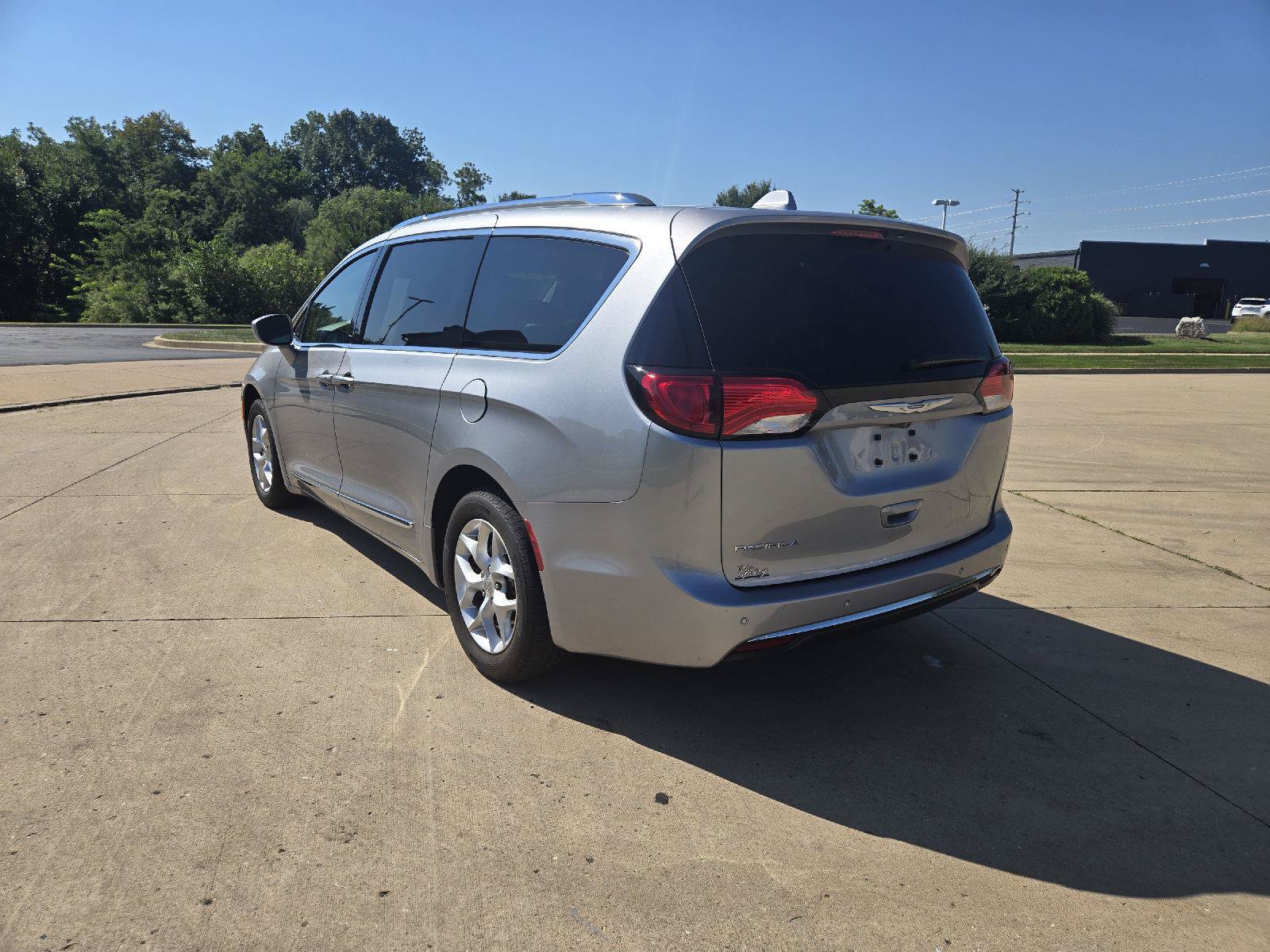Used 2019 Chrysler Pacifica Touring-L Plus w/ Tire & Wheel Group FWD image 6