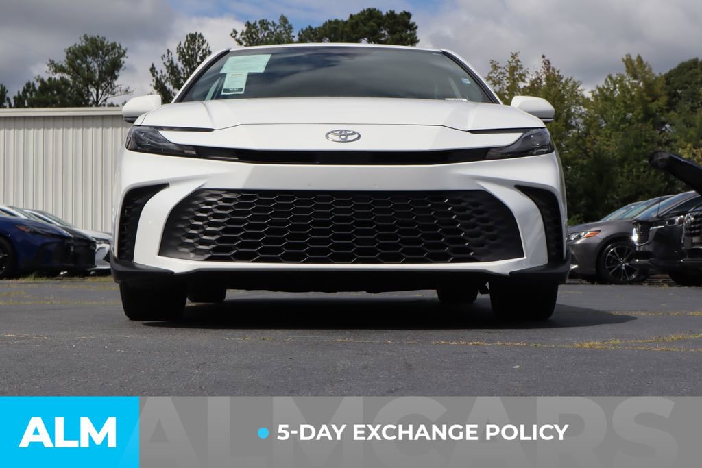 Used 2025 Toyota Camry SE image 4
