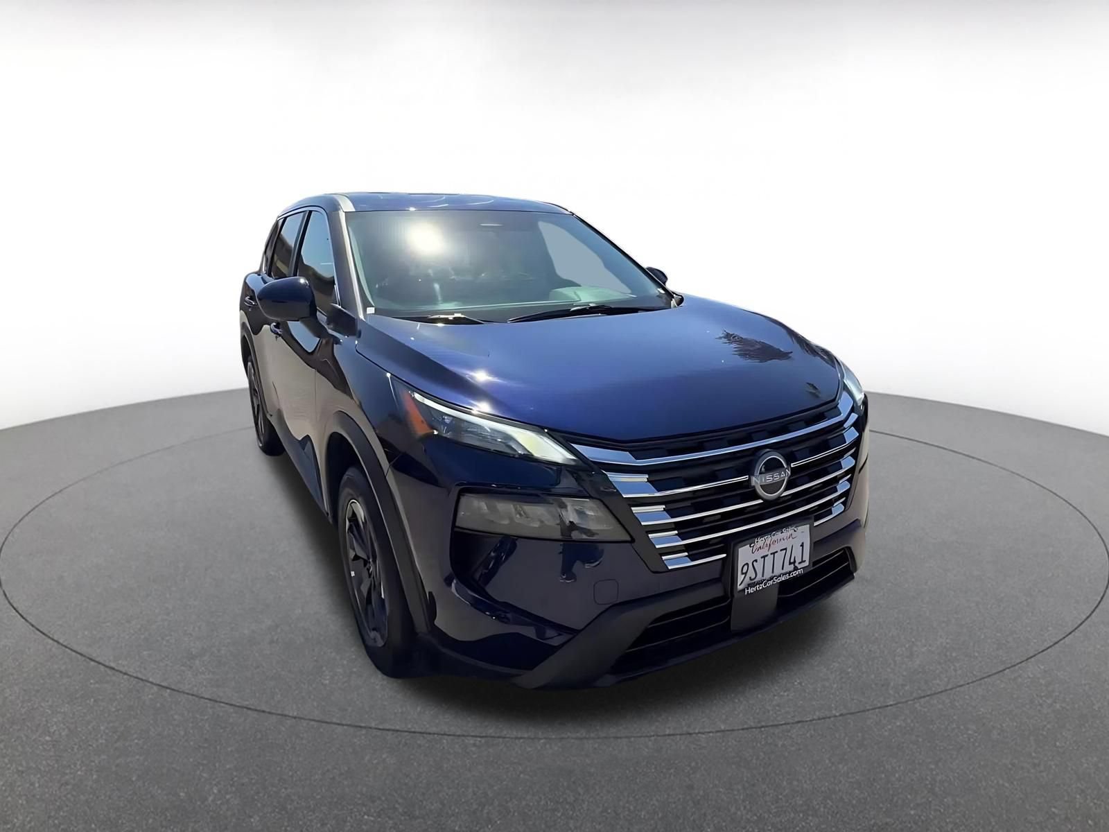 Used 2025 Nissan Rogue SV FWD image 3