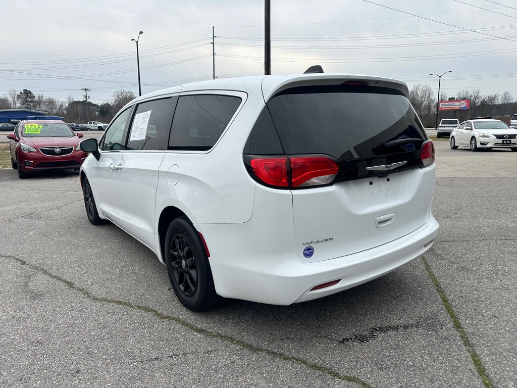 Used 2023 Chrysler Voyager LX image 3