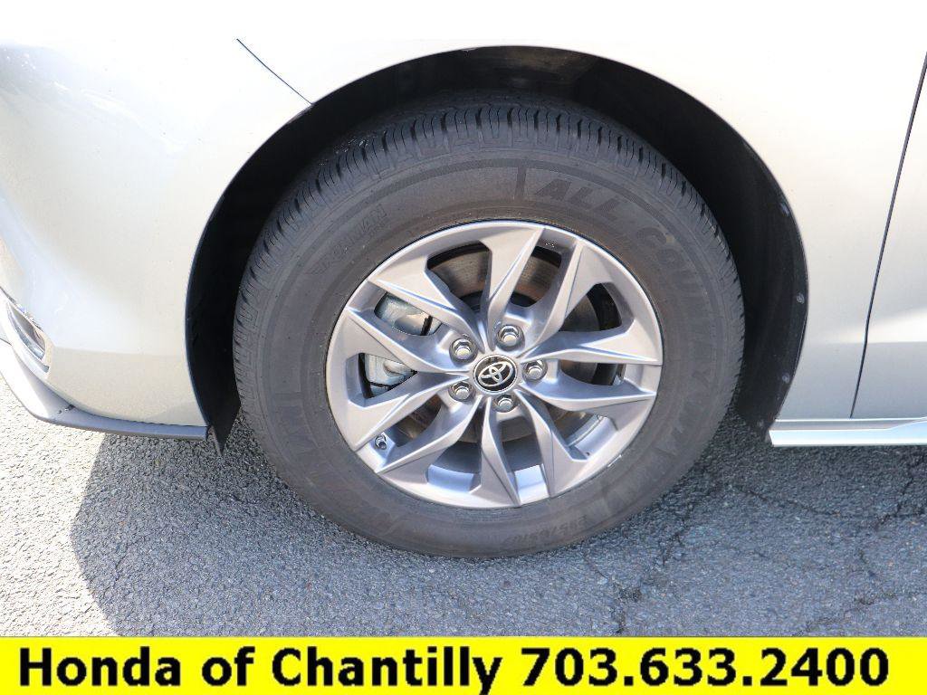 Used 2024 Toyota Sienna XLE image 27