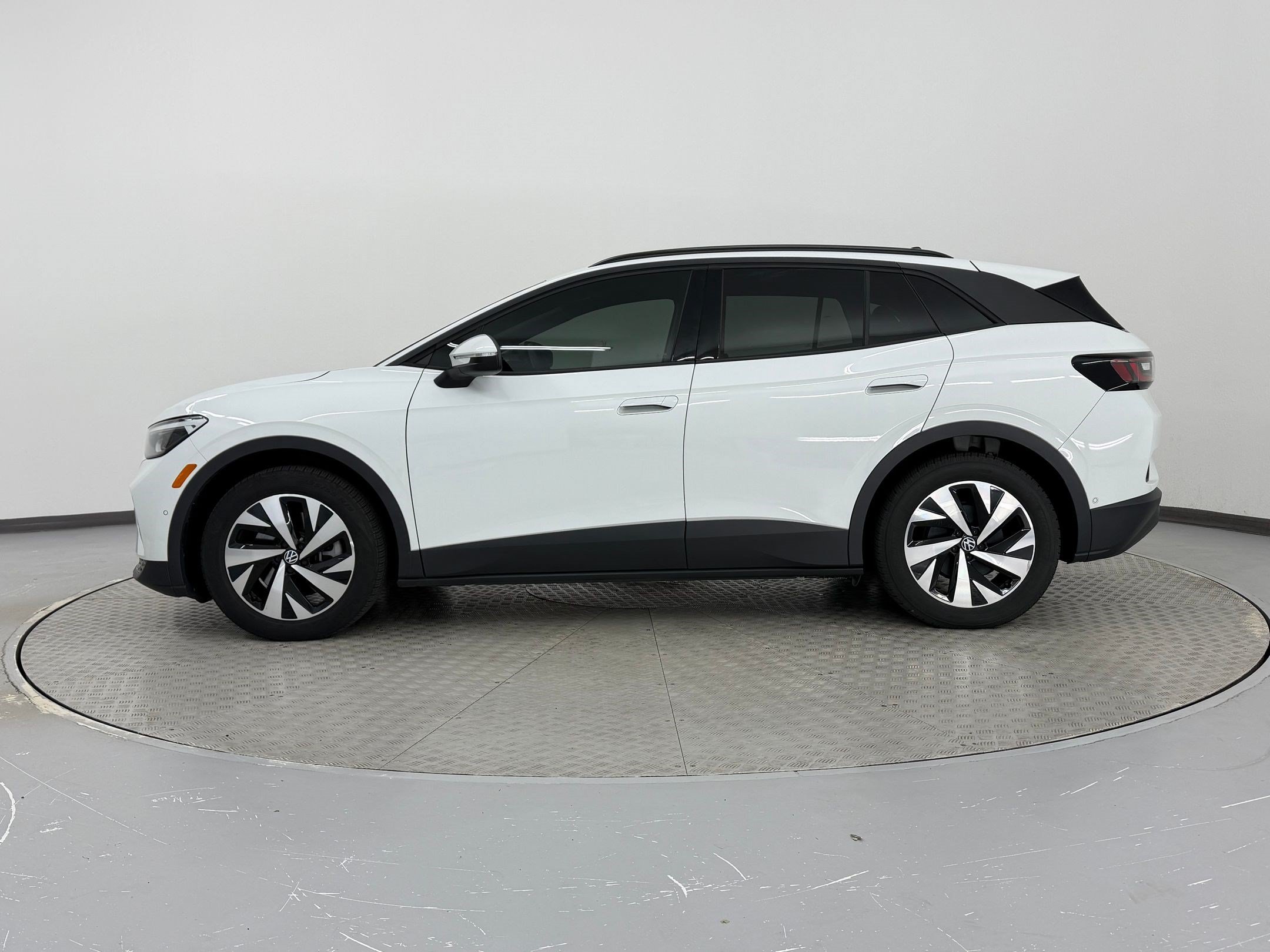 Used 2024 Volkswagen ID.4 2WD image 2