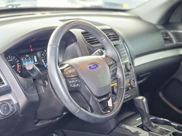 Used 2017 Ford Explorer XLT image 11