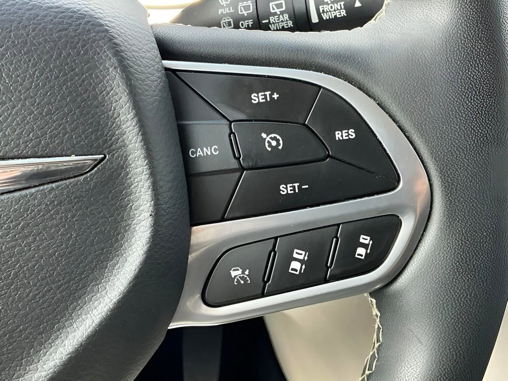 Used 2023 Chrysler Pacifica Touring-L image 26