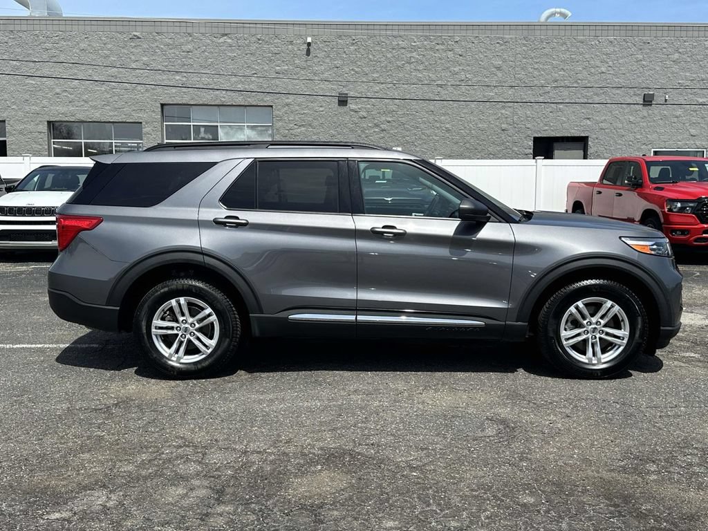 Used 2022 Ford Explorer XLT AWD/4WD image 2