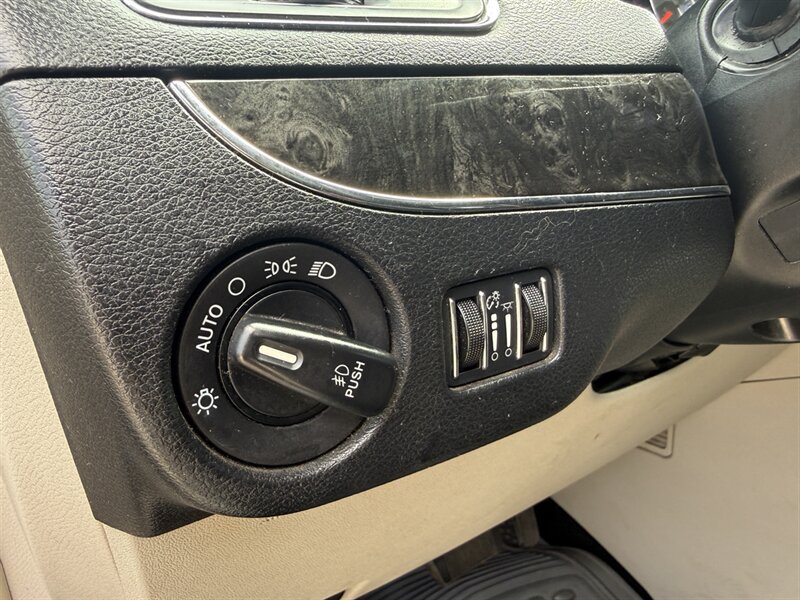 Used 2015 Chrysler Town & Country Touring FWD image 25