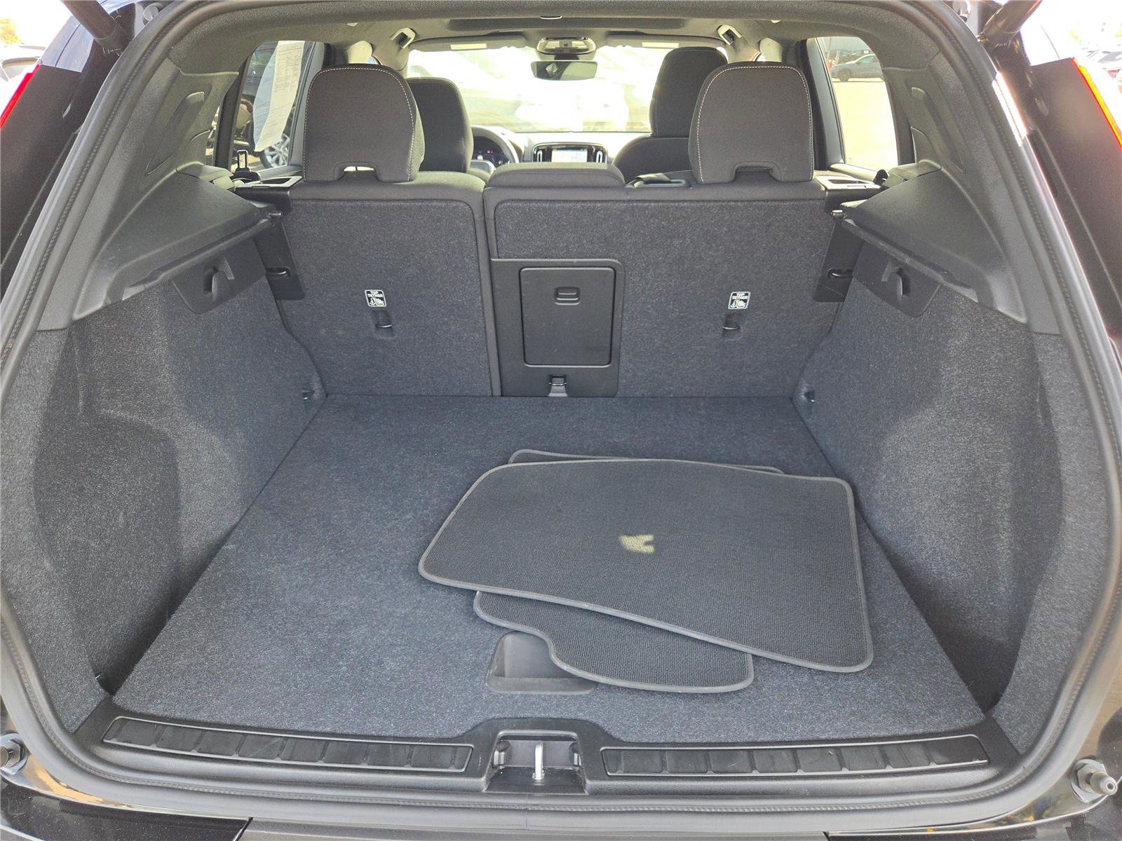 Used 2024 Volvo XC40 B5 Core image 19