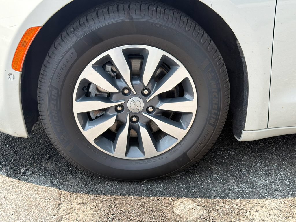 Used 2020 Chrysler Pacifica Limited w/ Advanced Safetytec Group FWD image 14
