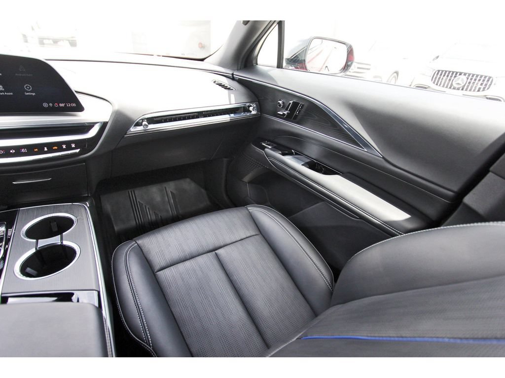 Used 2024 Cadillac Lyriq Luxury w/ LPO, Floor Liner Package AWD/4WD image 10