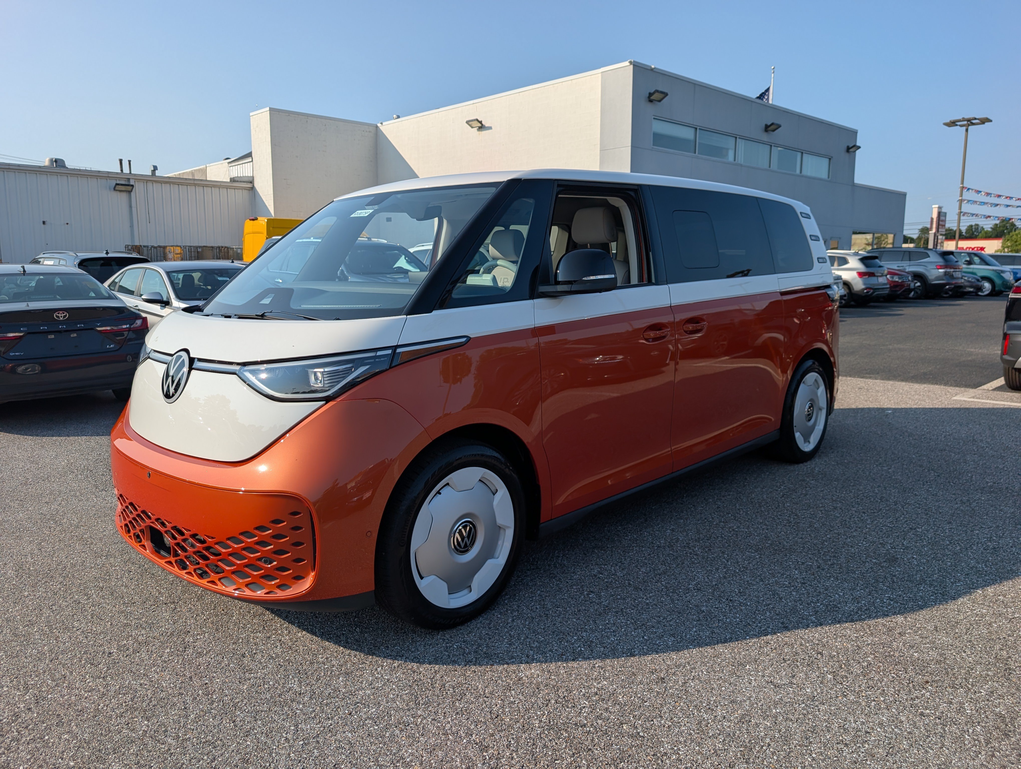 Used 2025 Volkswagen ID. Buzz Pro S Plus w/ Cupholders Package RWD image 7