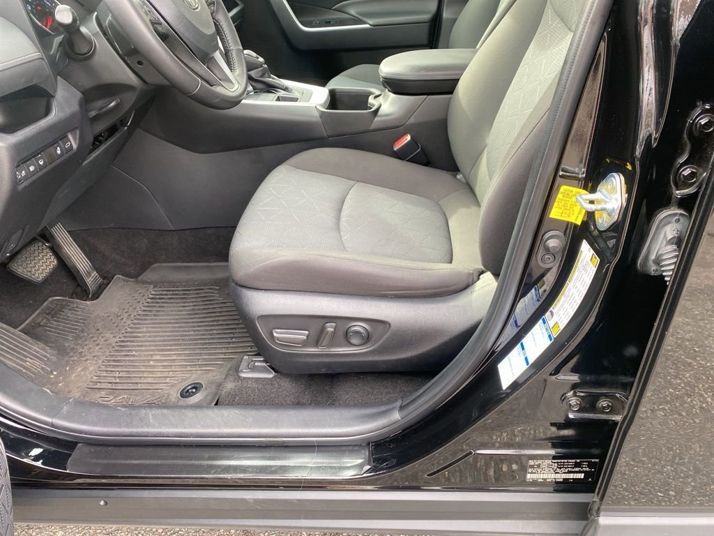 Used 2022 Toyota RAV4 XLE image 10