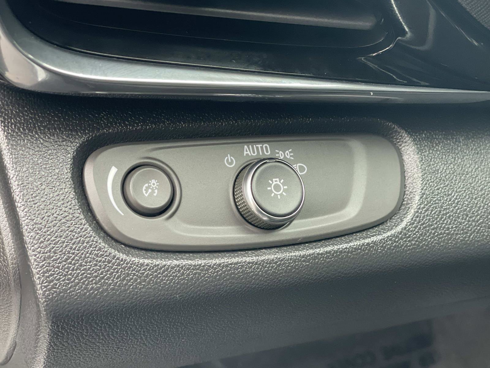 Used 2025 Buick Envista Sport Touring image 19