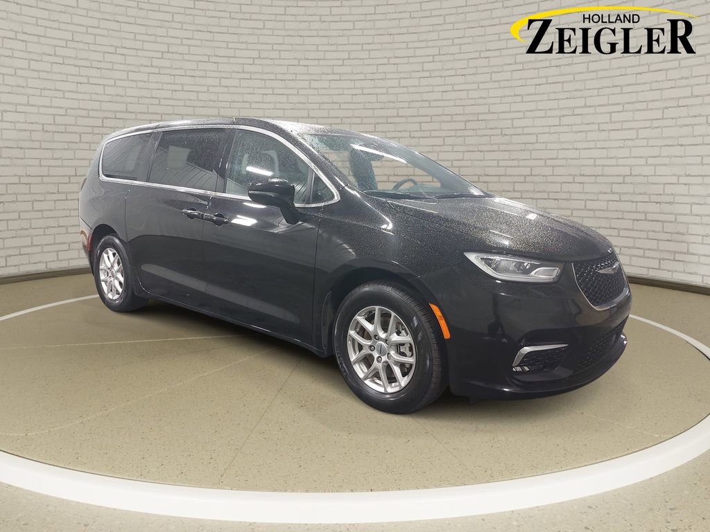 Used 2025 Chrysler Pacifica Select FWD image 3