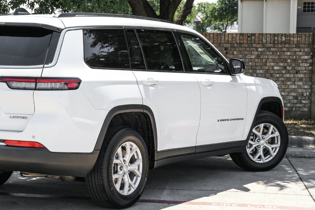 Used 2023 Jeep Grand Cherokee L Limited AWD/4WD image 18