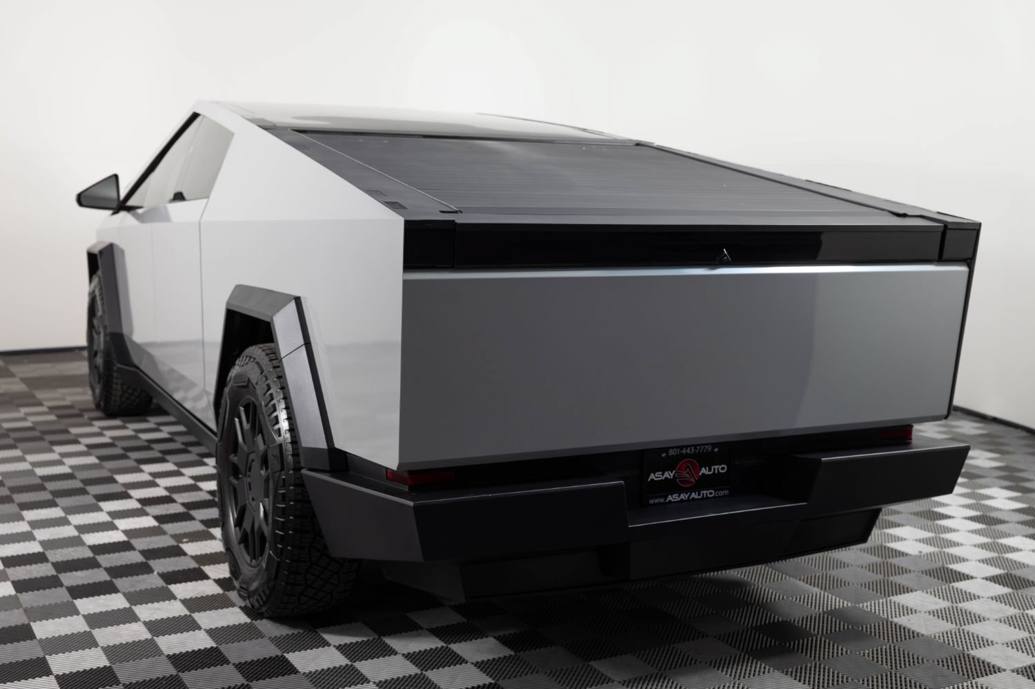Used 2024 Tesla Cybertruck AWD Crew Cab image 5