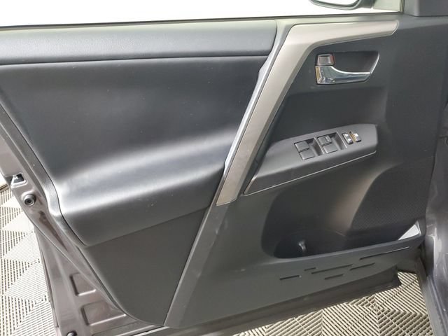 Used 2018 Toyota RAV4 XLE AWD/4WD image 16