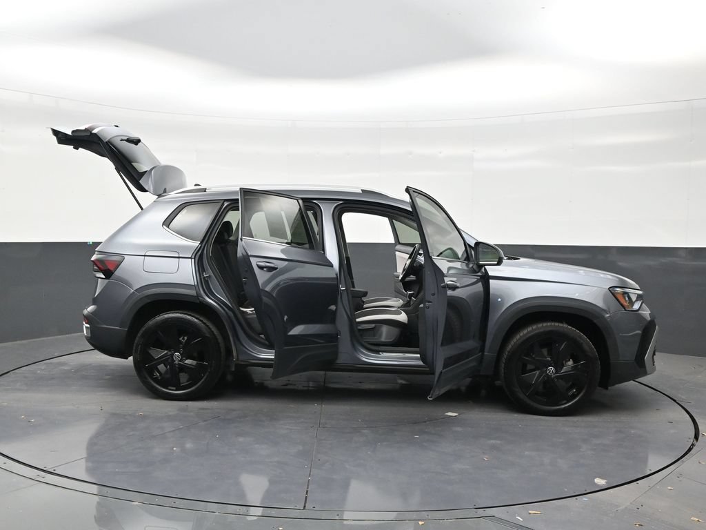 Used 2025 Volkswagen Taos SE FWD image 29