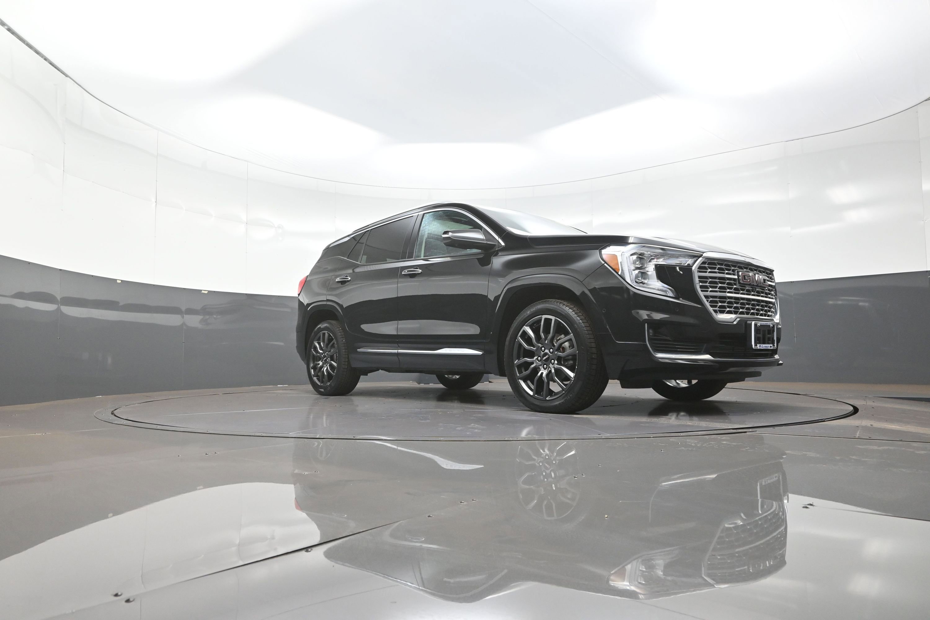 Used 2023 GMC Terrain Denali w/ Black Diamond Edition image 9