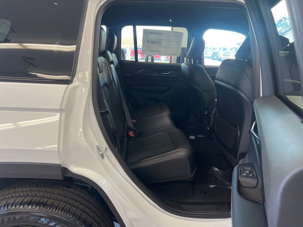 New 2025 Jeep Grand Cherokee Altitude image 27